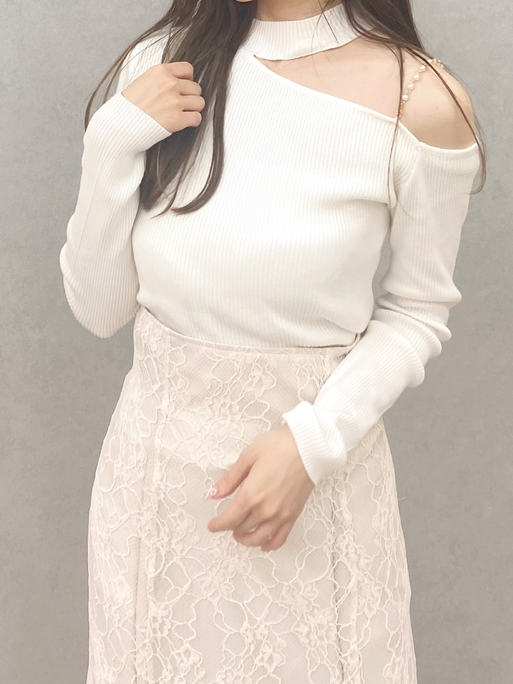 ホワイト系のブーツ、ホワイト系のニット/セーター、ホワイト系のスカートを着用したレディースの夏コーディネートの4枚目の写真