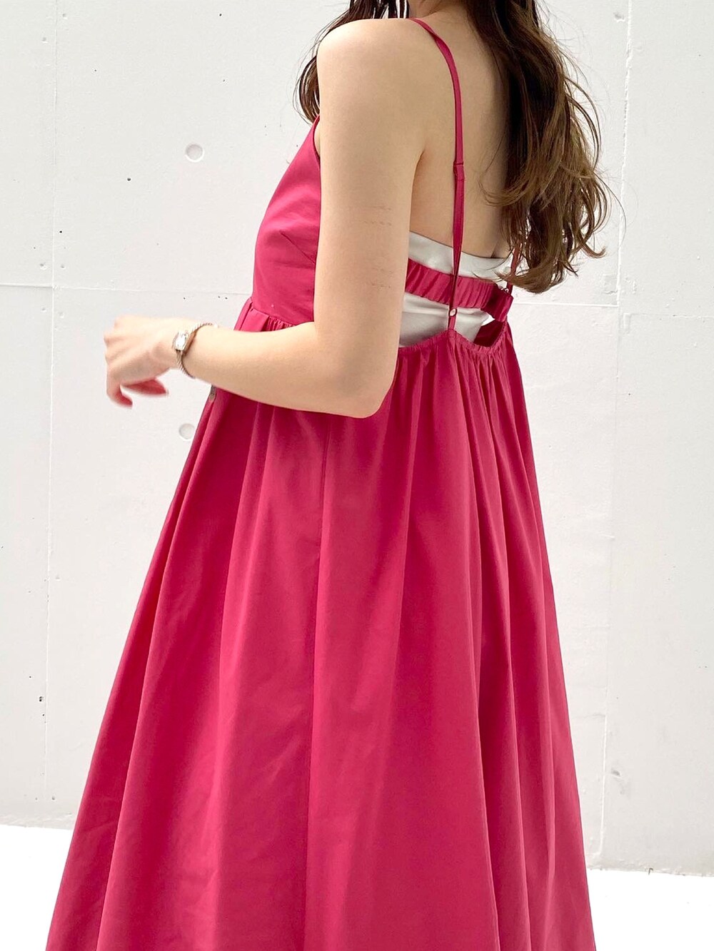 その他のサンダル、ピンク系のワンピース、ベージュ系のハットを着用したレディースの春コーディネートの3枚目の写真