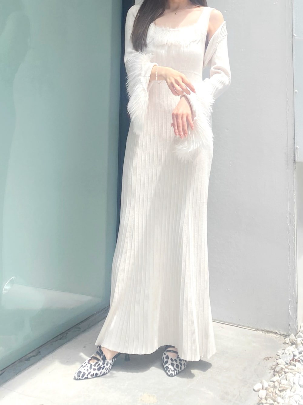 その他のパンプス、ホワイト系のワンピースを着用したレディースの秋コーディネートの7枚目の写真