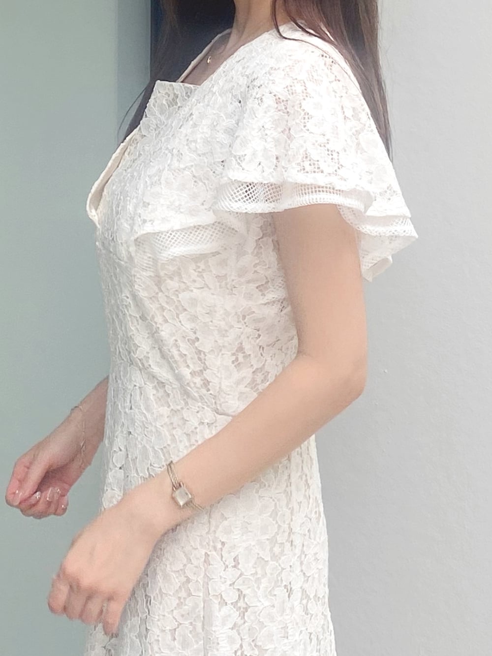 ホワイト系のサンダル、ホワイト系のドレスを着用したレディースの夏コーディネートの7枚目の写真