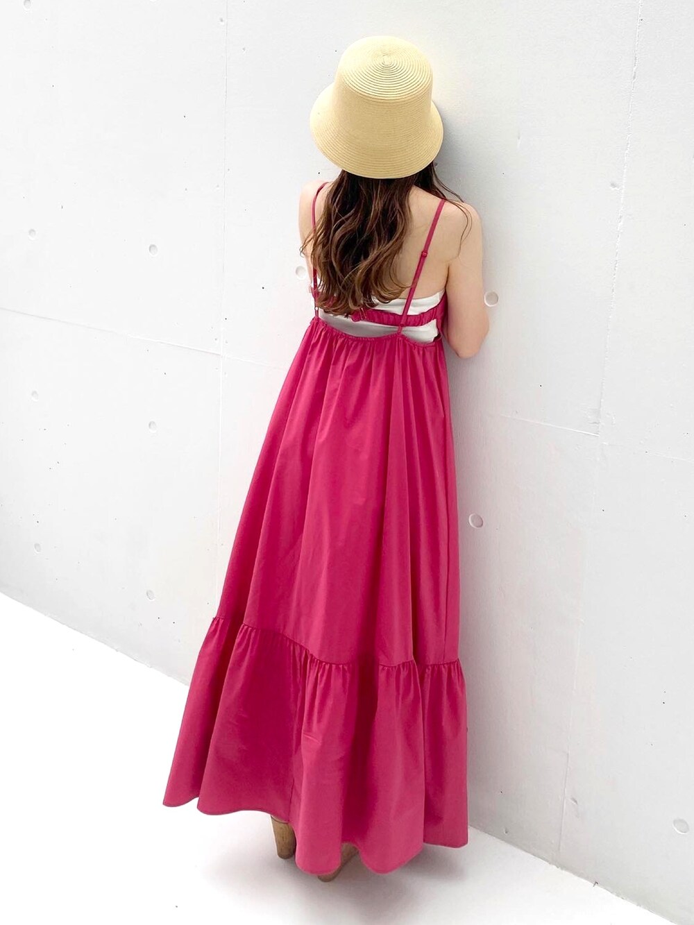 その他のサンダル、ピンク系のワンピース、ベージュ系のハットを着用したレディースの春コーディネートの5枚目の写真