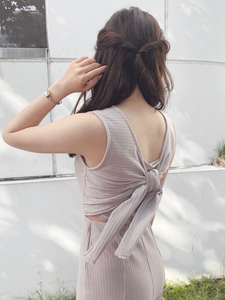 ブラウン系のサンダル、その他のハンドバッグを着用したレディースの春コーディネートの2枚目の写真