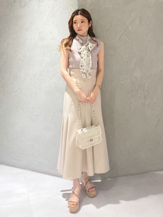 ベージュ系のサンダル、ホワイト系のショルダーバッグ、ピンク系のスカートを着用したレディースの夏コーディネートの5枚目の写真