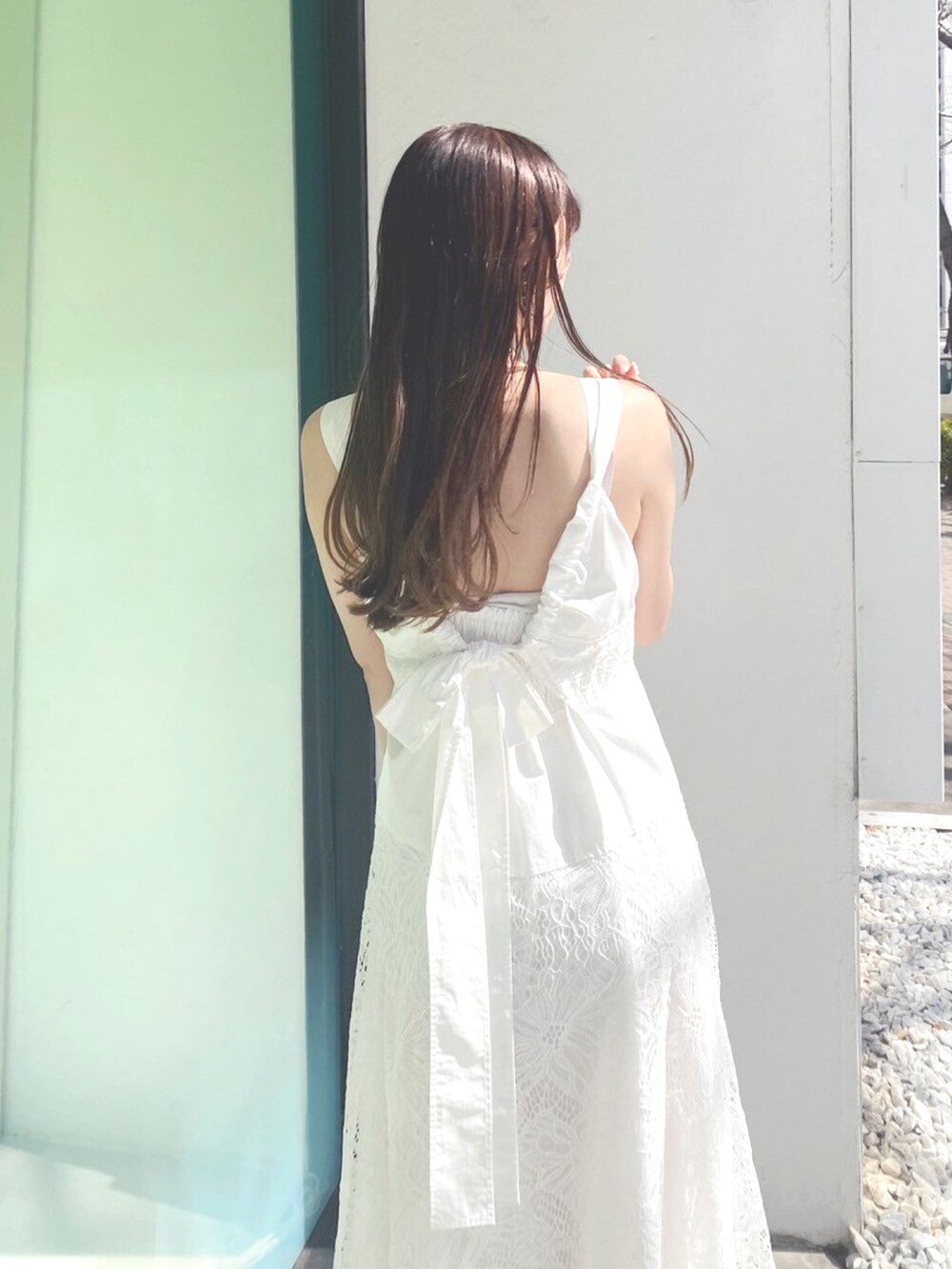 その他のサンダル、ホワイト系のワンピース、ベージュ系のカーディガン/ボレロを着用したレディースの夏コーディネートの5枚目の写真