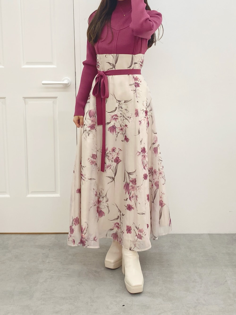 ホワイト系のブーツ、ピンク系のワンピースを着用したレディースの秋コーディネートの3枚目の写真