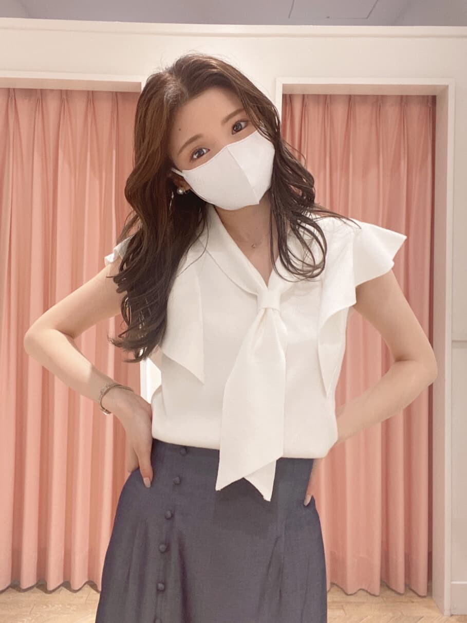 ホワイト系のニット/セーター、ブルー系のスカート、ベージュ系のサンダルを着用したレディースの夏コーディネートの5枚目の写真