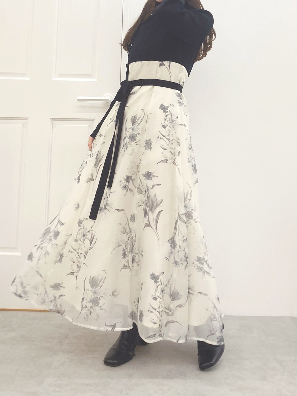 ブラック系のワンピース、ブラック系のブーツを着用したレディースの秋コーディネートの3枚目の写真