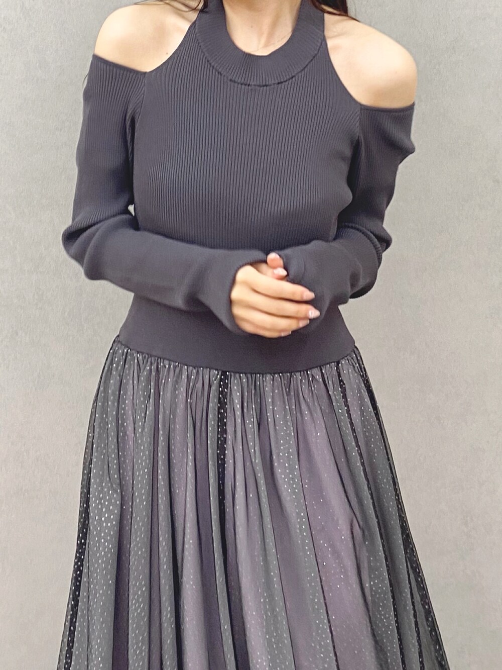 ホワイト系のブーツ、グレー系のワンピースを着用したレディースの秋コーディネートの5枚目の写真