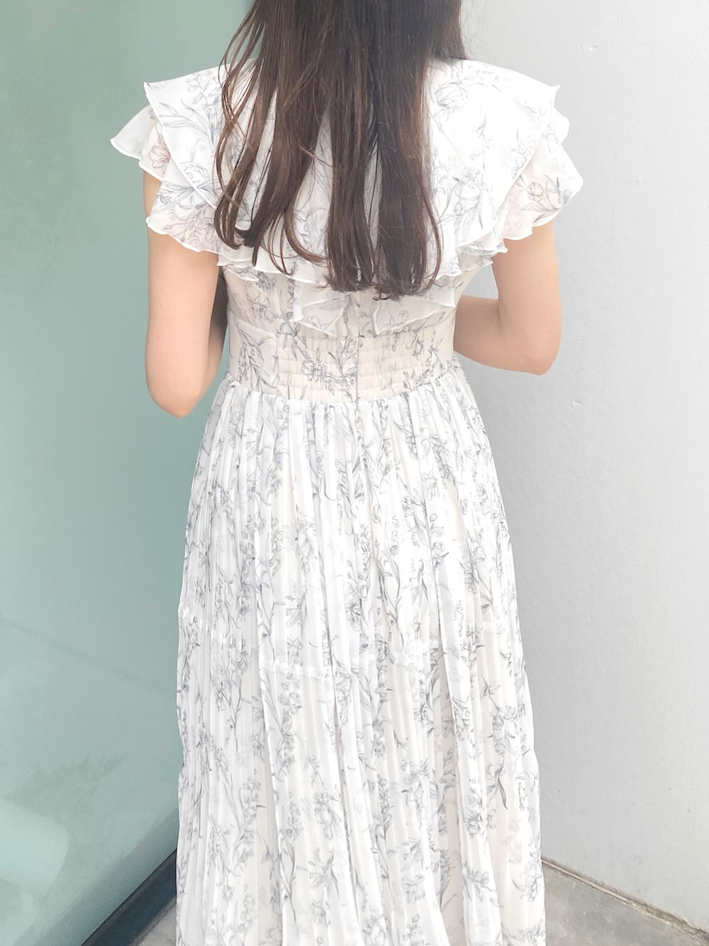 その他のサンダル、ホワイト系のワンピースを着用したレディースの夏コーディネートの5枚目の写真