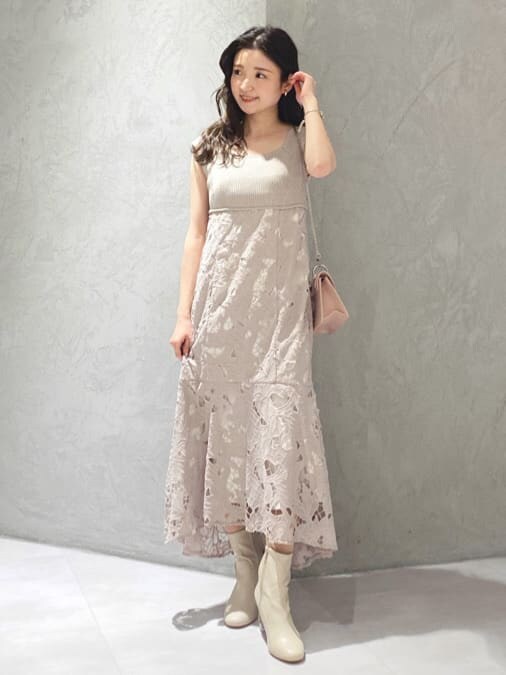 ベージュ系のその他シューズ、ベージュ系のワンピースを着用したレディースの春コーディネートの2枚目の写真