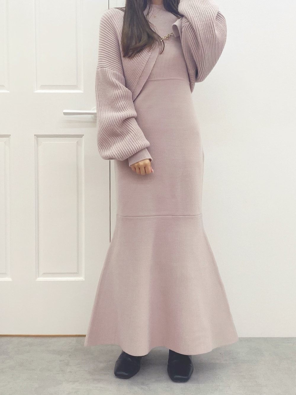 ブラック系のブーツ、ピンク系のワンピースを着用したレディースの秋コーディネートの3枚目の写真