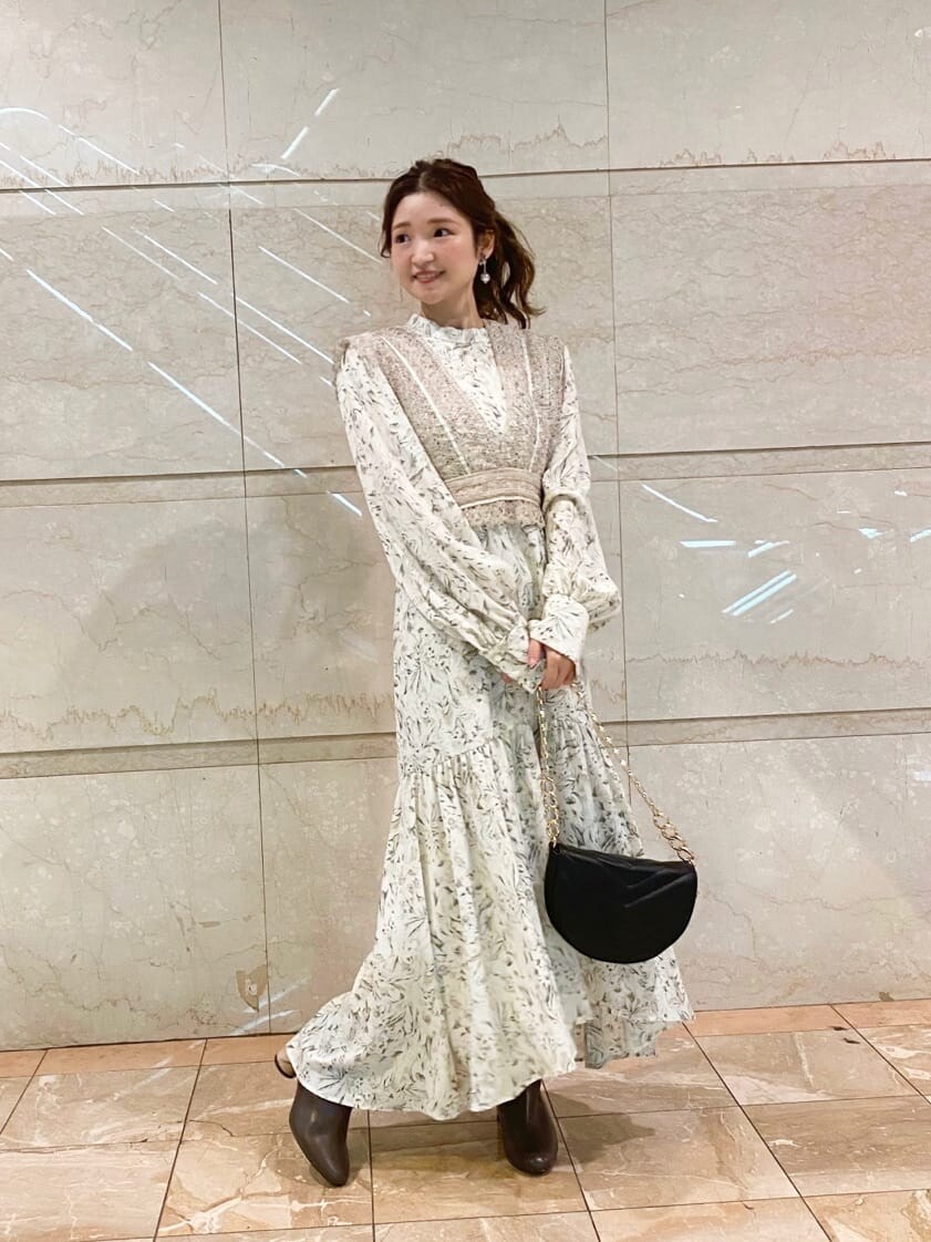 ブラウン系のその他シューズ、ホワイト系のワンピースを着用したレディースの秋コーディネートの2枚目の写真