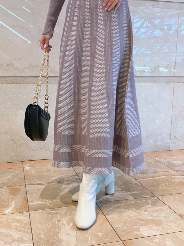 ホワイト系のその他シューズ、シルバー系のハンドバッグ、パープル系のワンピースを着用したレディースの秋コーディネートの4枚目の写真