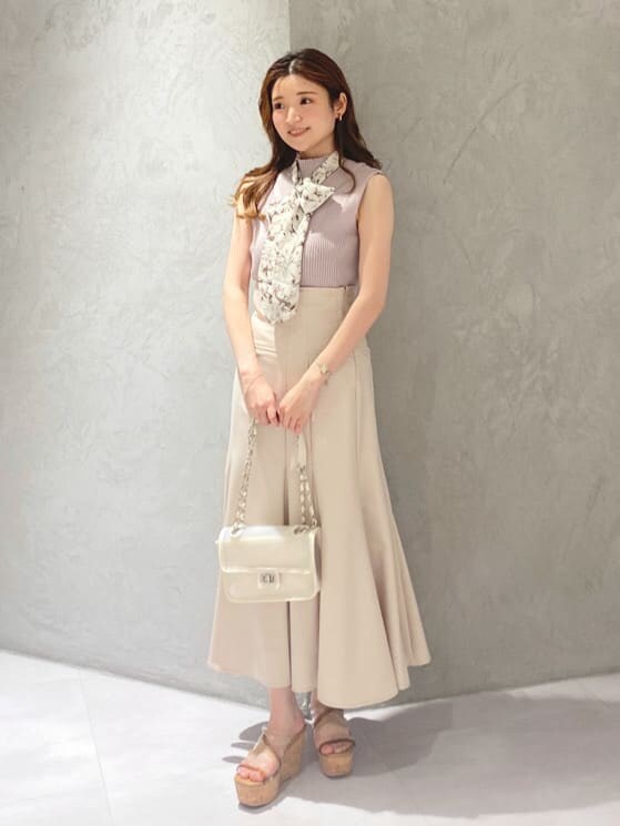 ベージュ系のサンダル、ホワイト系のショルダーバッグ、ピンク系のスカートを着用したレディースの夏コーディネートの2枚目の写真