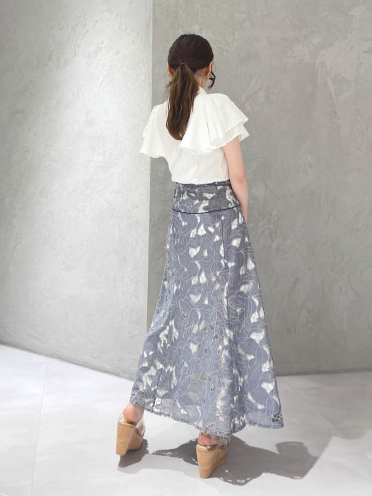 その他のサンダル、ブルー系のスカート、ホワイト系のシャツ/ブラウスを着用したレディースの夏コーディネートの9枚目の写真