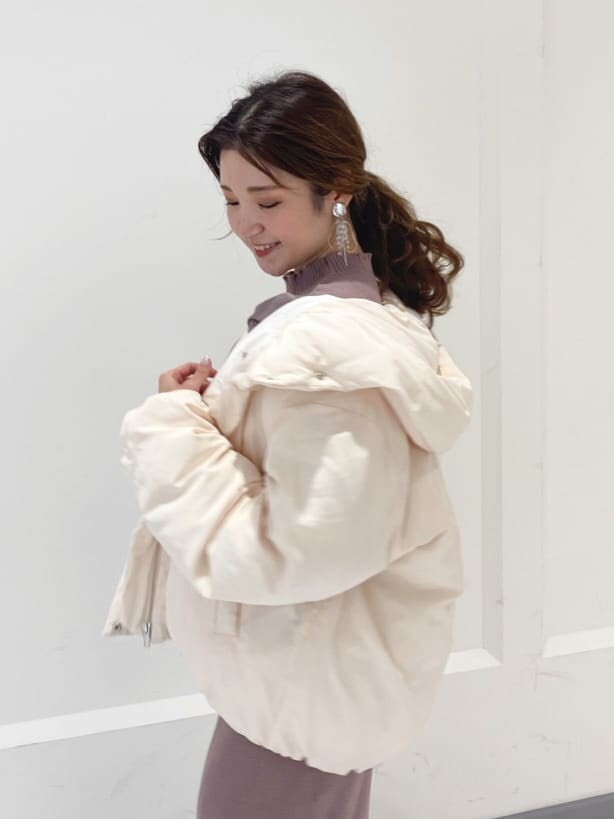 ホワイト系の福袋/福箱を着用したレディースの秋コーディネートの7枚目の写真