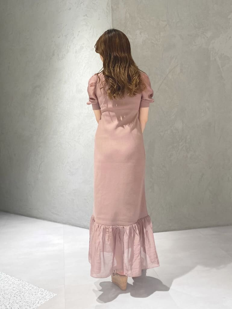 ベージュ系のサンダル、ピンク系のワンピースを着用したレディースの夏コーディネートの8枚目の写真