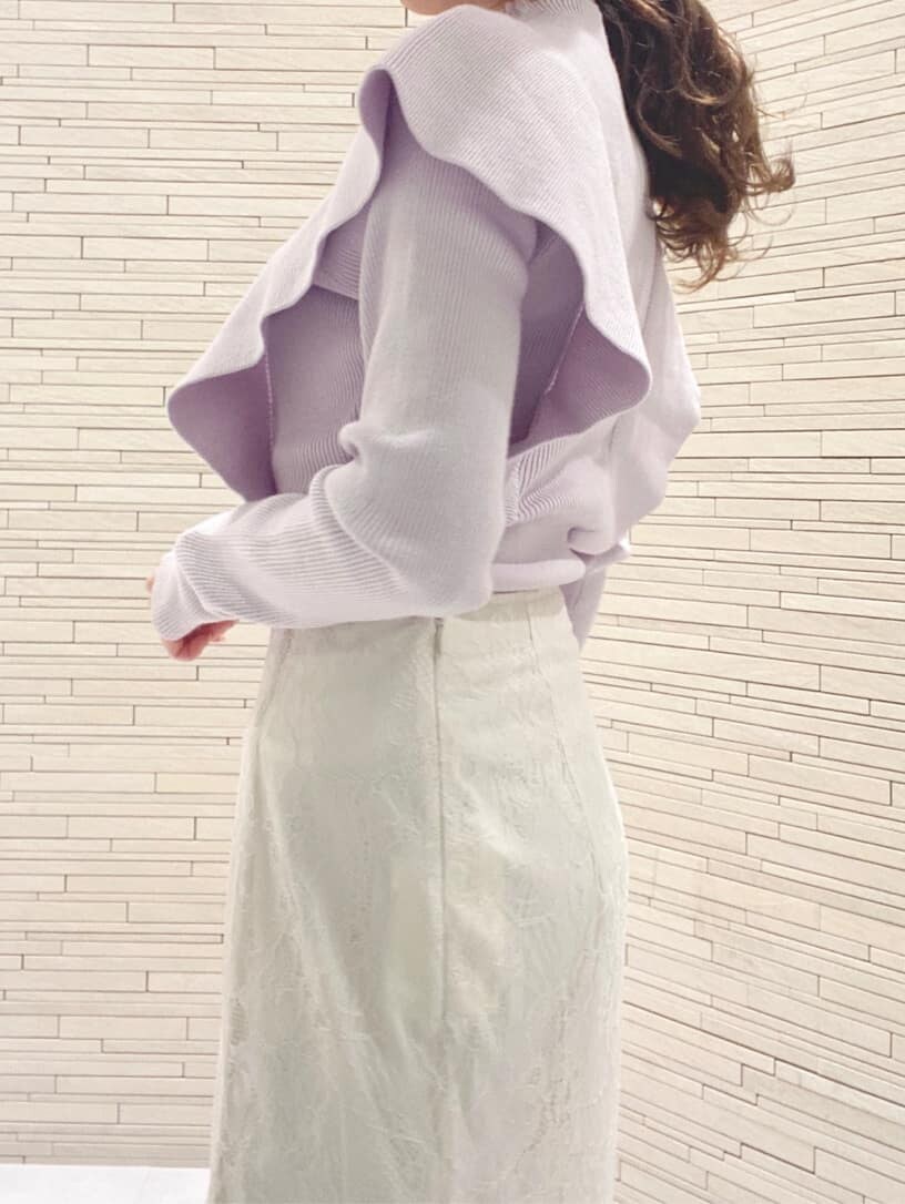 ホワイト系のスカート、パープル系のニット/セーターを着用したレディースの冬コーディネートの3枚目の写真