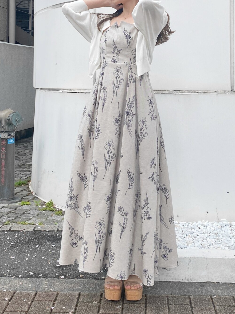 その他のワンピース、その他のサンダル、ホワイト系のカーディガン/ボレロを着用したレディースの夏コーディネートの3枚目の写真