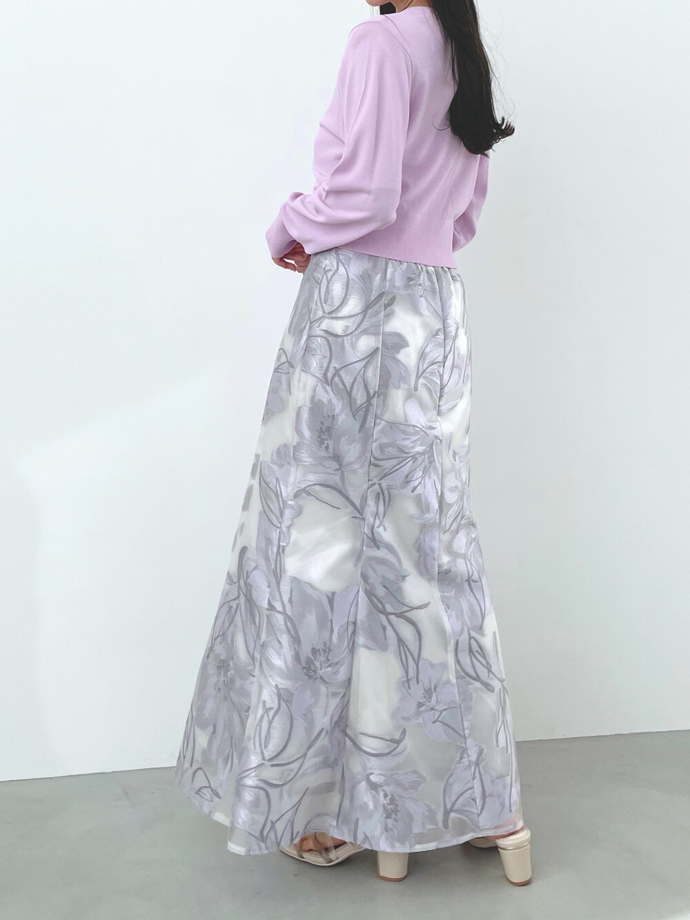 その他のサンダル、パープル系のワンピース、ピンク系のカーディガン/ボレロを着用したレディースの冬コーディネートの3枚目の写真