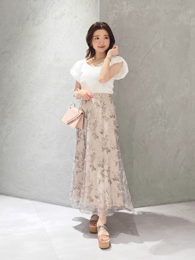 ピンク系のスカート、ホワイト系のニット/セーターを着用したレディースの春コーディネートの7枚目の写真