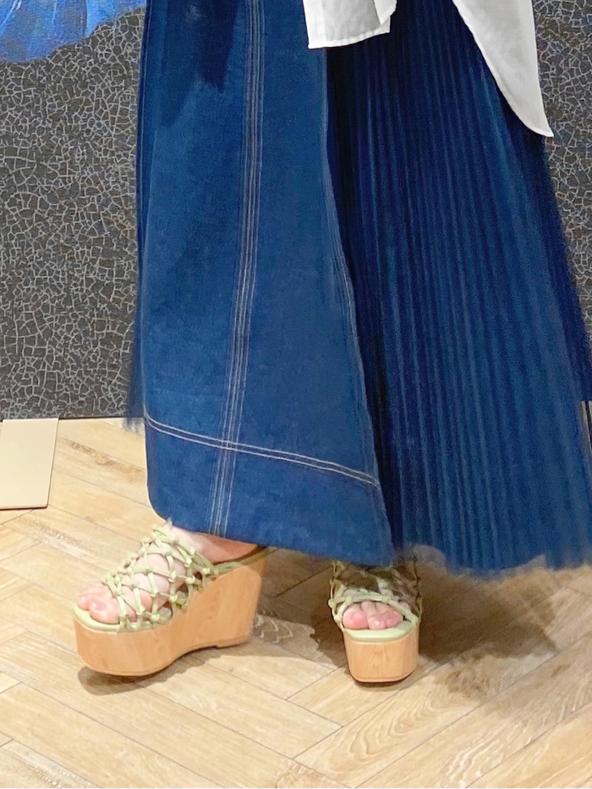 ブルー系のワンピース、ホワイト系のシャツ/ブラウス、ブラウン系のサンダルを着用したレディースの春コーディネートの6枚目の写真