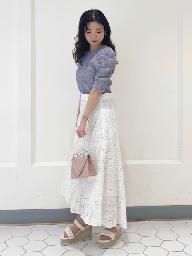 ホワイト系のスカート、パープル系のTシャツ/カットソー、ホワイト系のサンダルを着用したレディースの春コーディネートの7枚目の写真