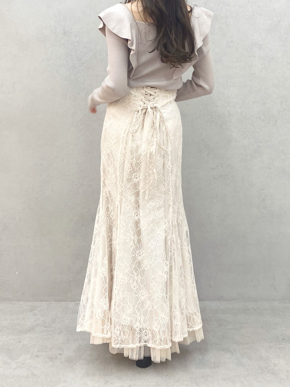 ブラック系のブーツ、ピンク系のニット/セーター、ホワイト系のスカートを着用したレディースの秋コーディネートの7枚目の写真