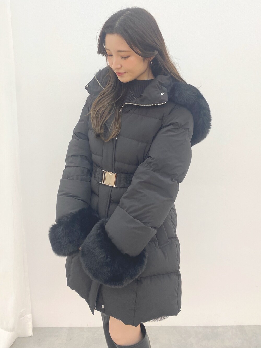 ブラック系のブーツ、ブラック系のダウンジャケット/コートを着用したレディースの秋コーディネートの3枚目の写真