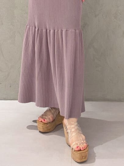 その他のサンダル、ピンク系のワンピースを着用したレディースの春コーディネートの7枚目の写真