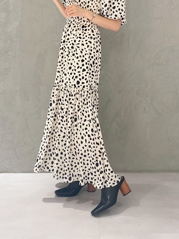 ブラック系のサンダル、ホワイト系のワンピース、ブラック系のサンダルを着用したレディースの夏コーディネートの8枚目の写真