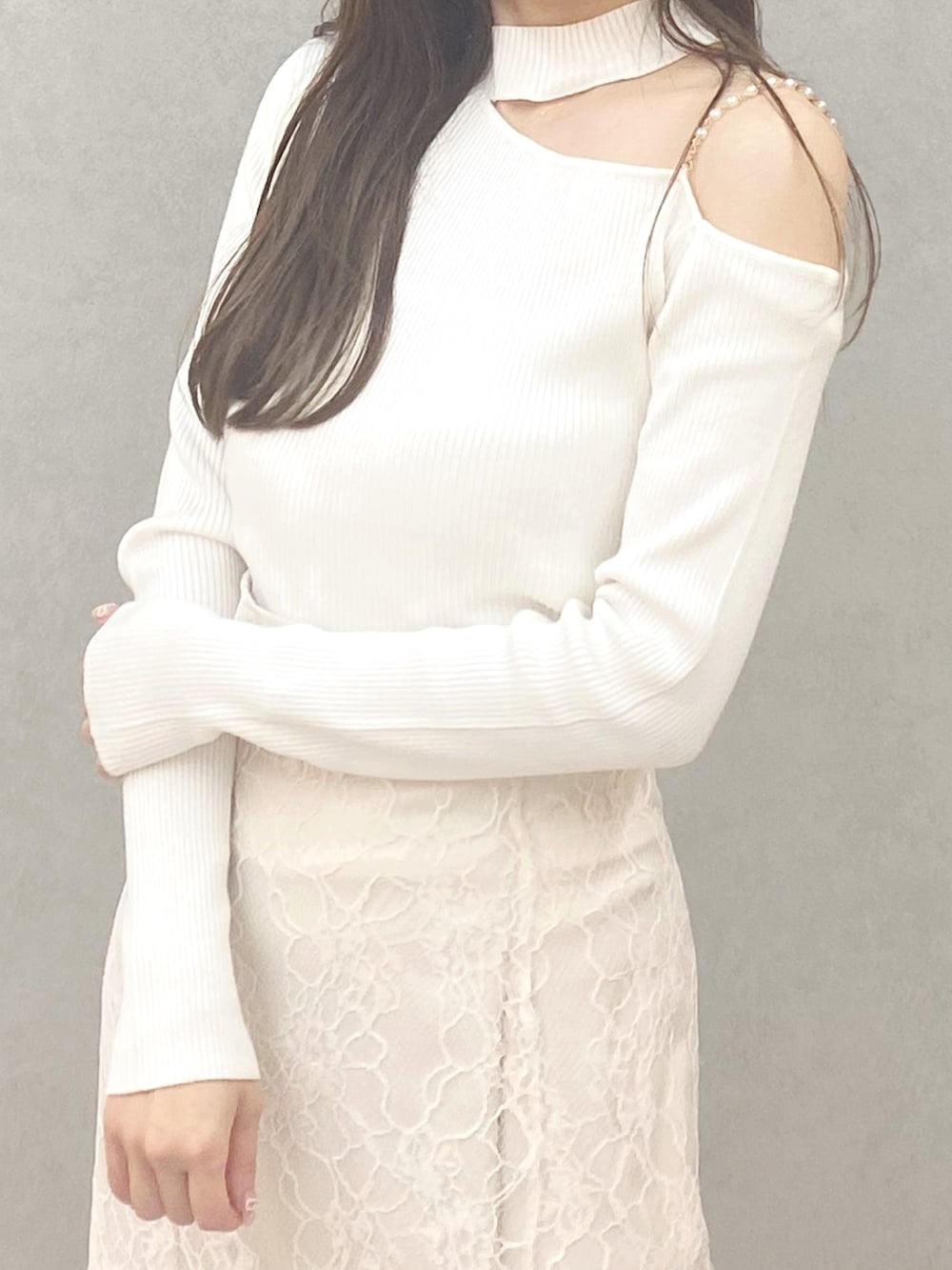 ホワイト系のブーツ、ホワイト系のニット/セーター、ホワイト系のスカートを着用したレディースの夏コーディネートの5枚目の写真