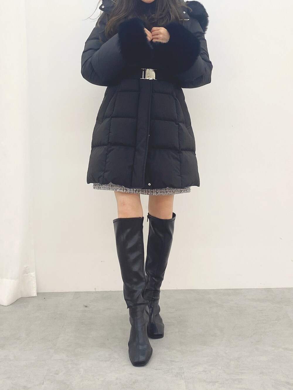 ブラック系のブーツ、ブラック系のダウンジャケット/コートを着用したレディースの秋コーディネートの2枚目の写真