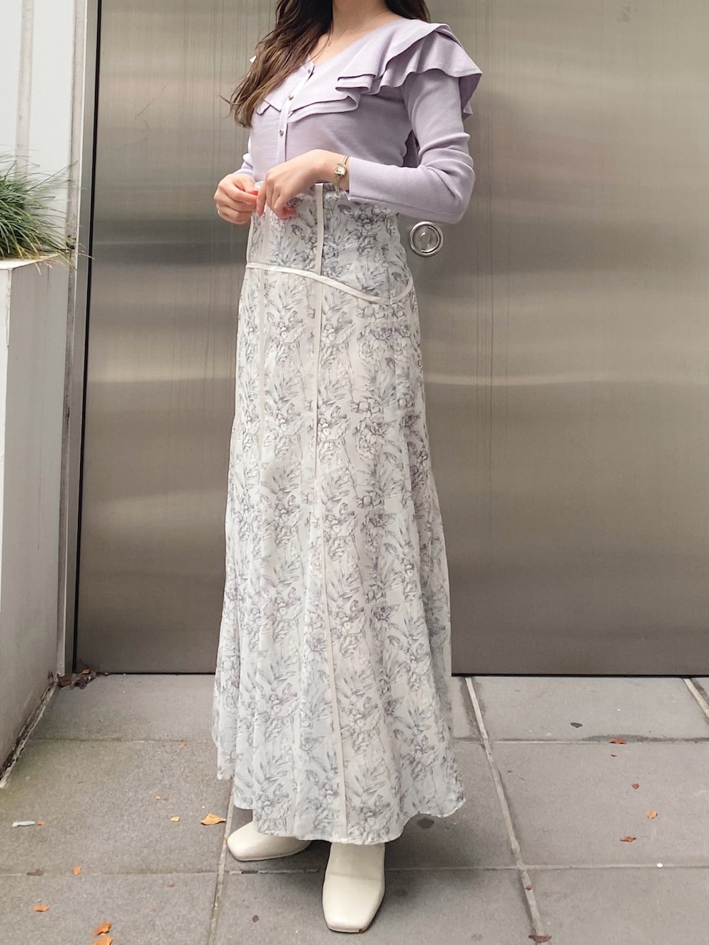 ホワイト系のブーツ、パープル系のニット/セーター、ホワイト系のスカートを着用したレディースの秋コーディネートの3枚目の写真