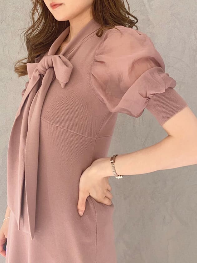 ベージュ系のサンダル、ピンク系のワンピースを着用したレディースの夏コーディネートの5枚目の写真