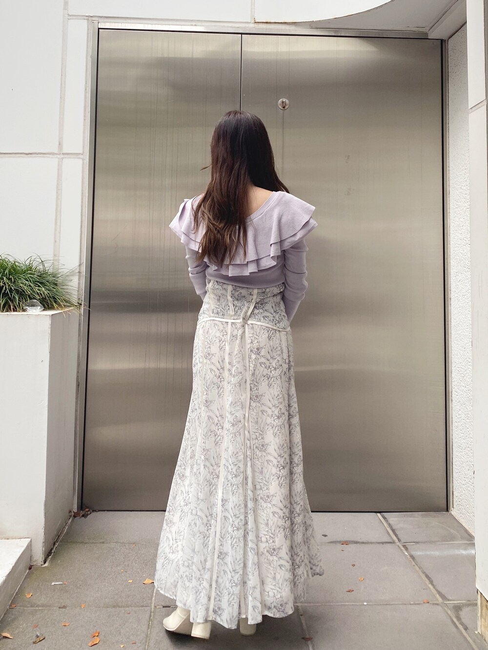 ホワイト系のブーツ、パープル系のニット/セーター、ホワイト系のスカートを着用したレディースの秋コーディネートの6枚目の写真