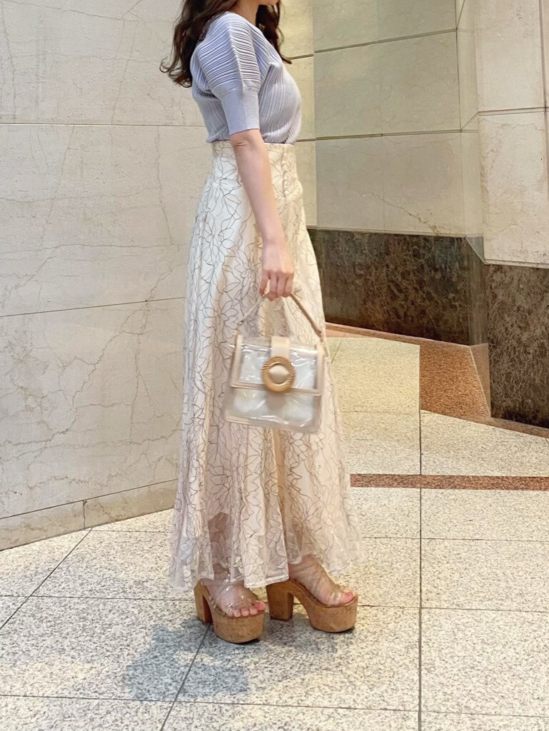 ベージュ系のスカート、その他のサンダル、パープル系のニット/セーターを着用したレディースの春コーディネートの3枚目の写真