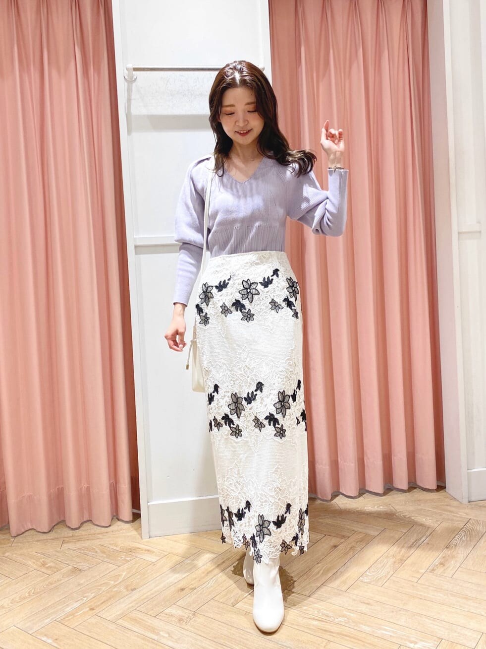 ホワイト系のその他シューズ、ホワイト系のスカート、パープル系のニット/セーターを着用したレディースの秋コーディネートの7枚目の写真