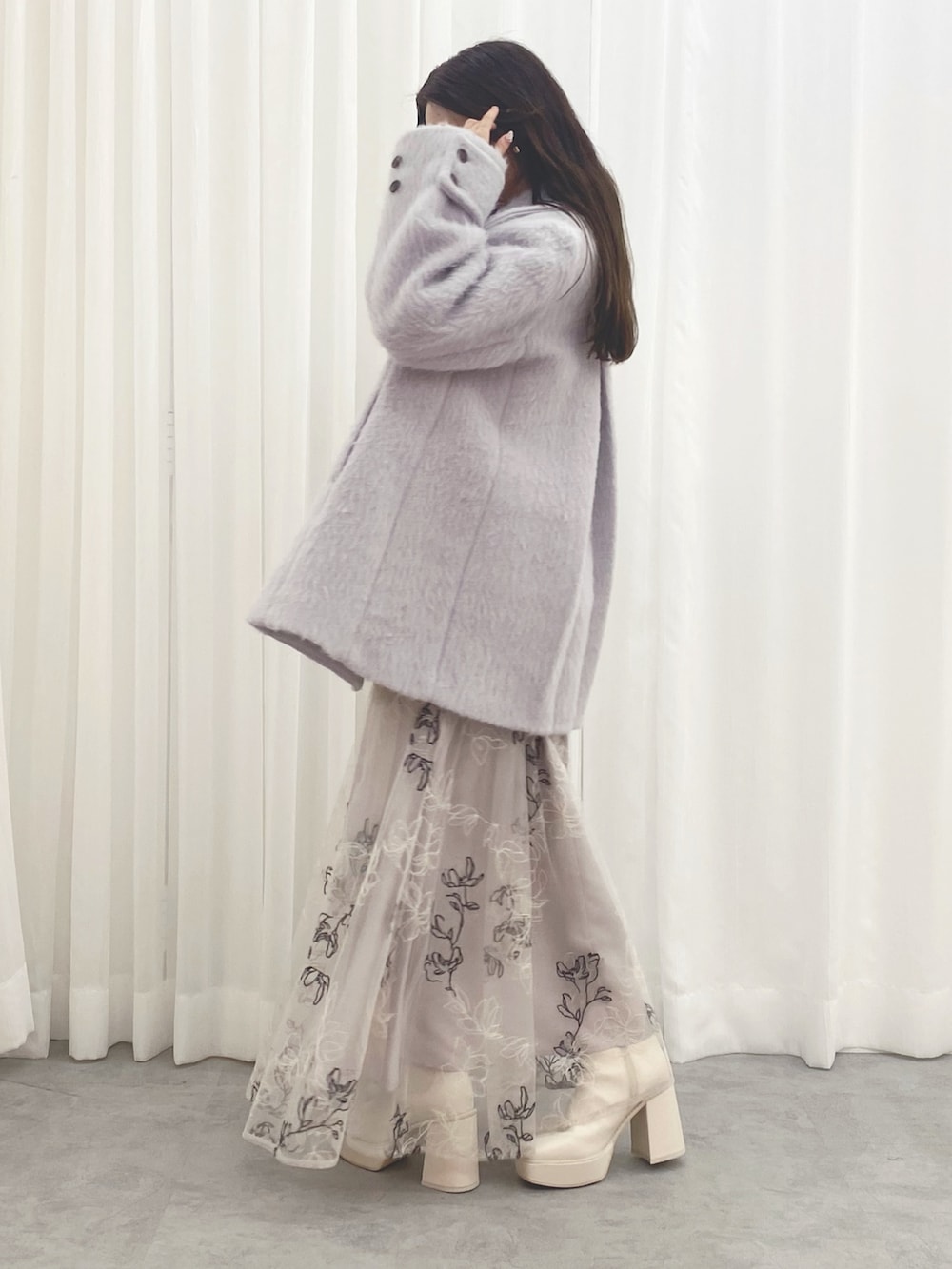 グレー系のその他アウター、ホワイト系のブーツ、ホワイト系のニット/セーターを着用したレディースの夏コーディネートの3枚目の写真