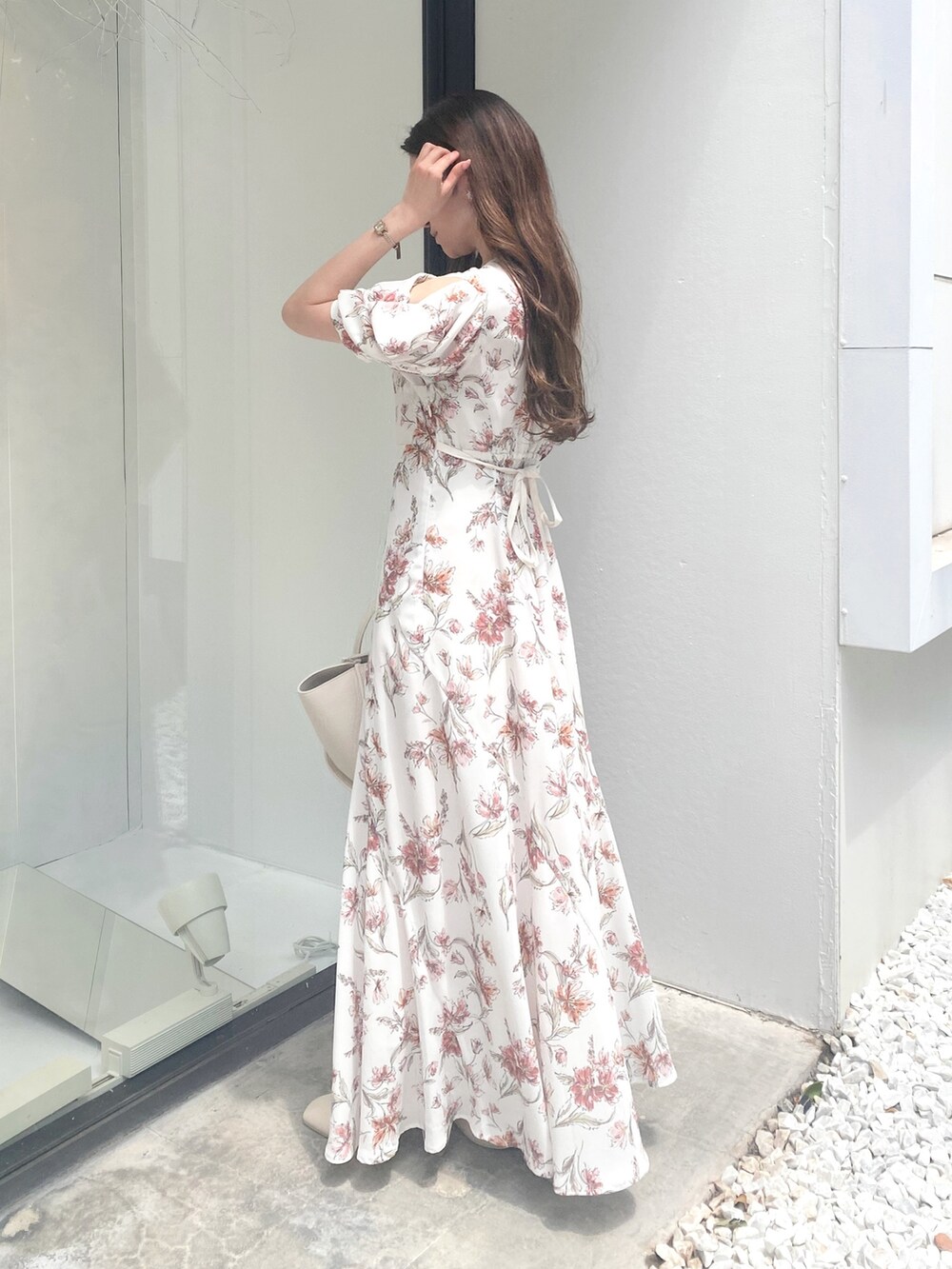 ホワイト系のブーツ、ホワイト系のワンピースを着用したレディースの秋コーディネートの4枚目の写真