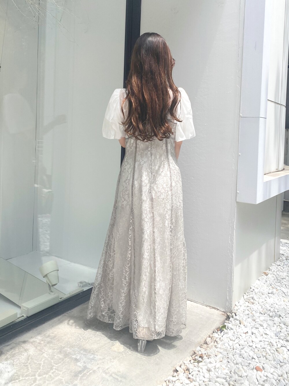 ホワイト系のブーツ、ホワイト系のショルダーバッグ、グレー系のワンピースを着用したレディースの秋コーディネートの5枚目の写真