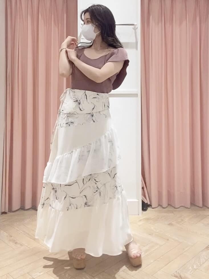 ブラウン系のニット/セーター、ホワイト系のスカートを着用したレディースの夏コーディネートの3枚目の写真