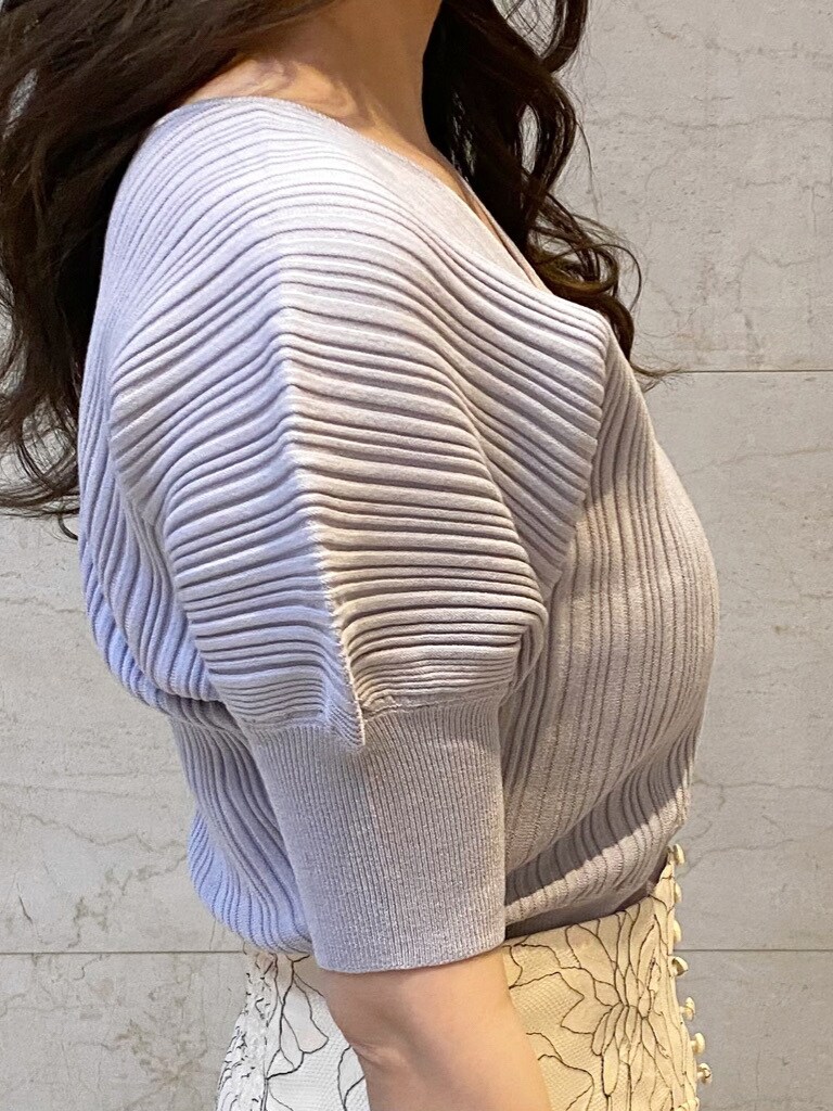 ベージュ系のスカート、その他のサンダル、パープル系のニット/セーターを着用したレディースの春コーディネートの6枚目の写真