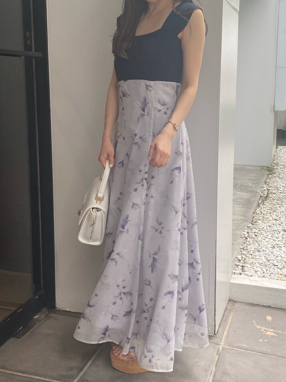 ブルー系のワンピース、その他のサンダル、ホワイト系のショルダーバッグを着用したレディースの夏コーディネートの4枚目の写真