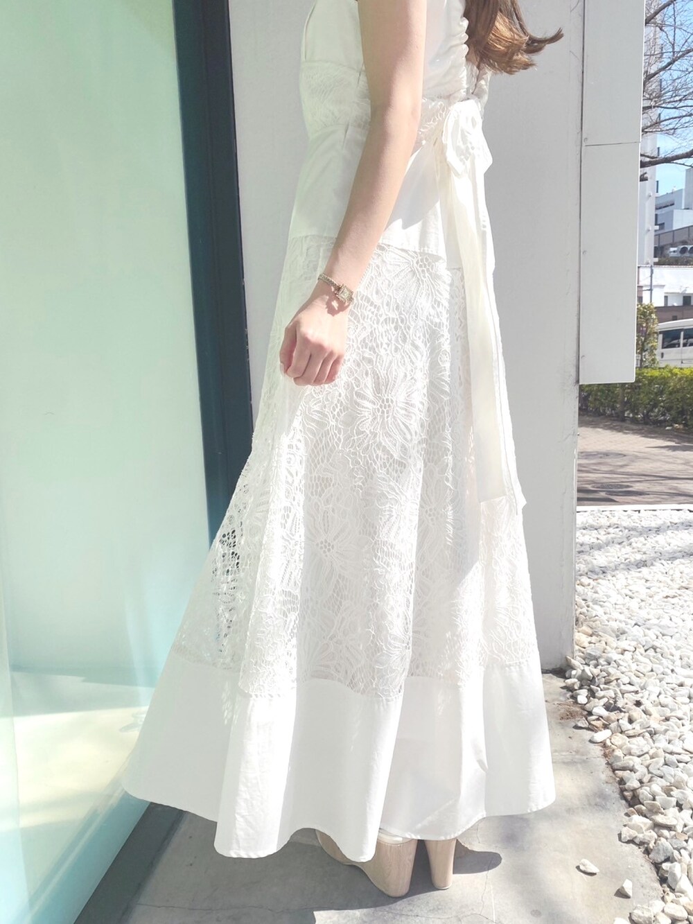 その他のサンダル、ホワイト系のワンピース、ベージュ系のカーディガン/ボレロを着用したレディースの夏コーディネートの6枚目の写真