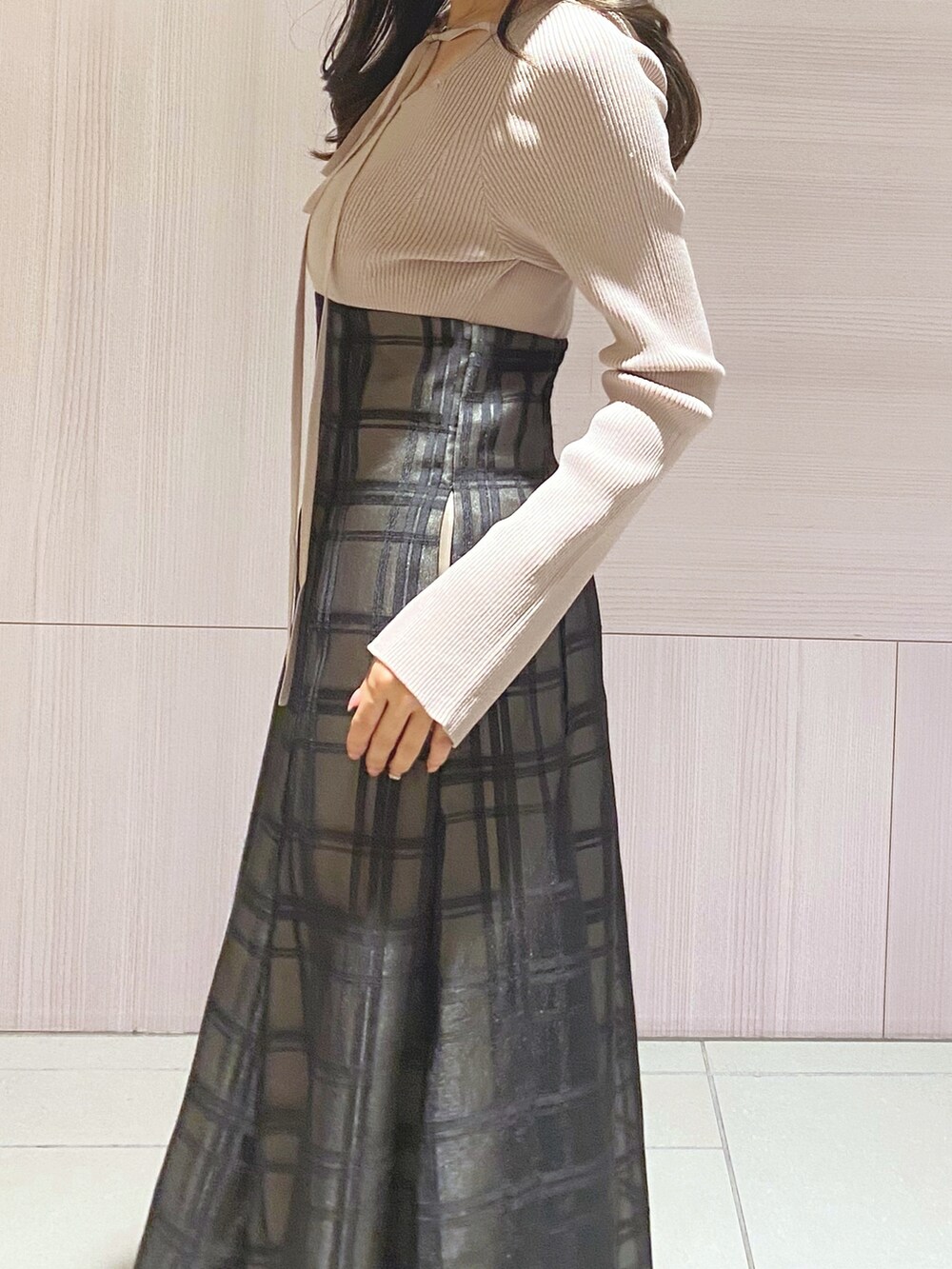 ピンク系のワンピース、ブラック系のハンドバッグ、ホワイト系のブーツを着用したレディースの秋コーディネートの6枚目の写真