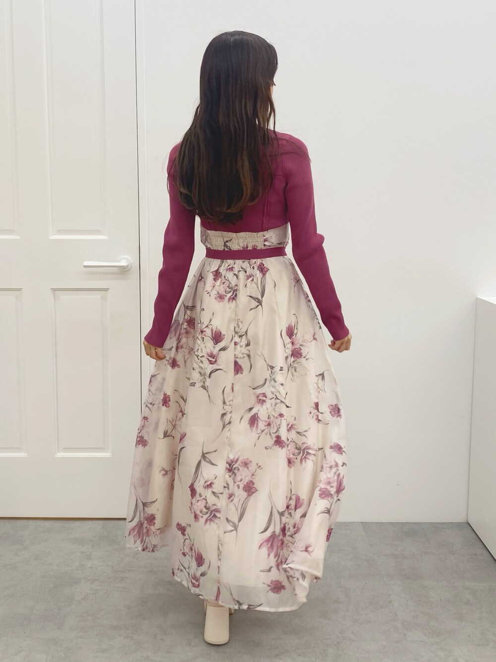 ホワイト系のブーツ、ピンク系のワンピースを着用したレディースの秋コーディネートの7枚目の写真