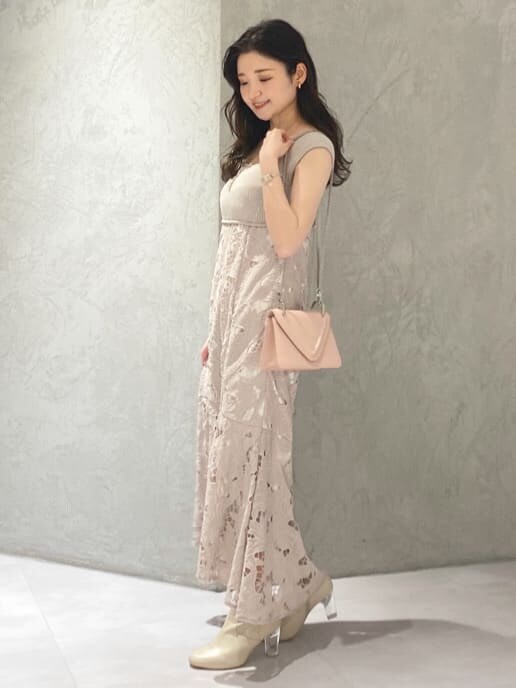 ベージュ系のその他シューズ、ベージュ系のワンピースを着用したレディースの春コーディネートの10枚目の写真