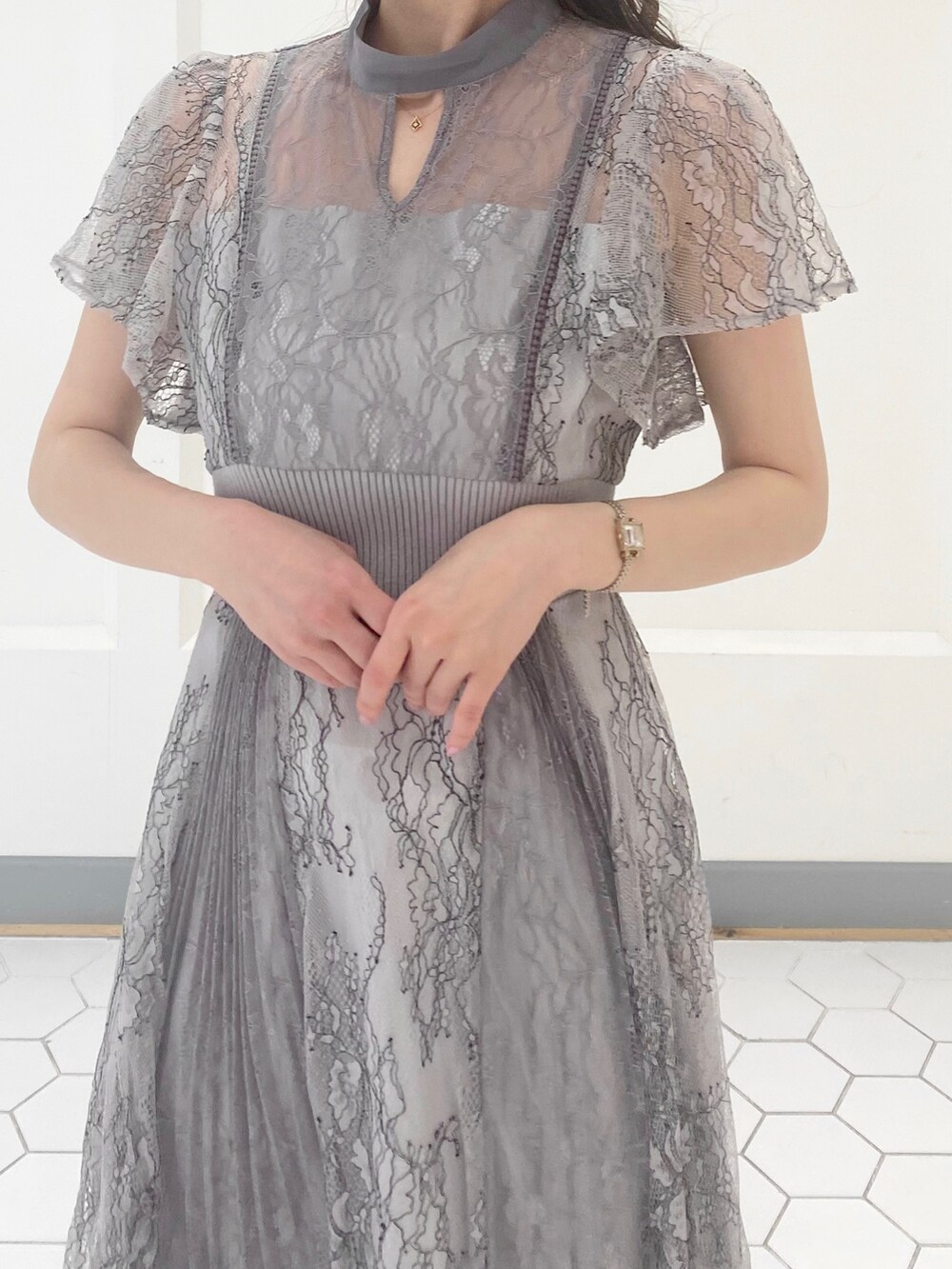 パープル系のドレス、ブラック系のパンプスを着用したレディースの冬コーディネートの5枚目の写真