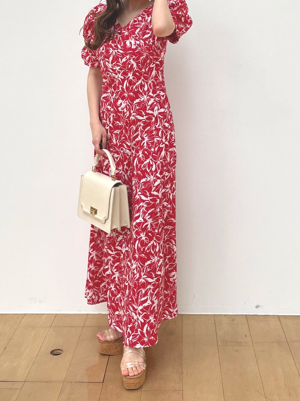 その他のサンダル、ホワイト系のハンドバッグ、レッド系のワンピースを着用したレディースの夏コーディネートの7枚目の写真